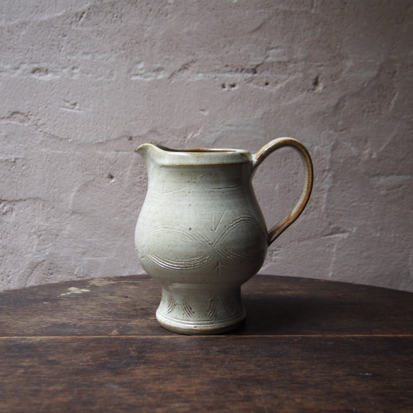 66 ピッチャー（櫛目白釉） | 加藤舞