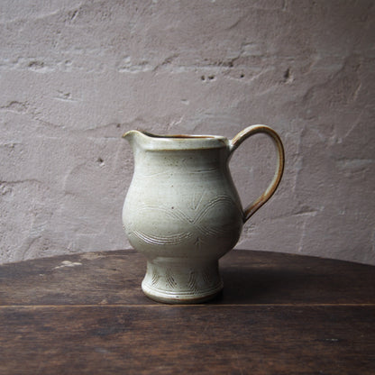 66 ピッチャー（櫛目白釉） | 加藤舞