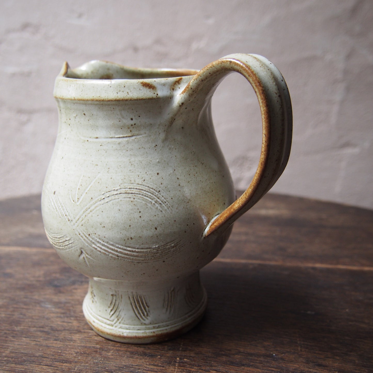 66 ピッチャー（櫛目白釉） | 加藤舞