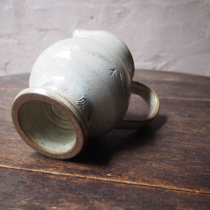 66 ピッチャー（櫛目白釉） | 加藤舞