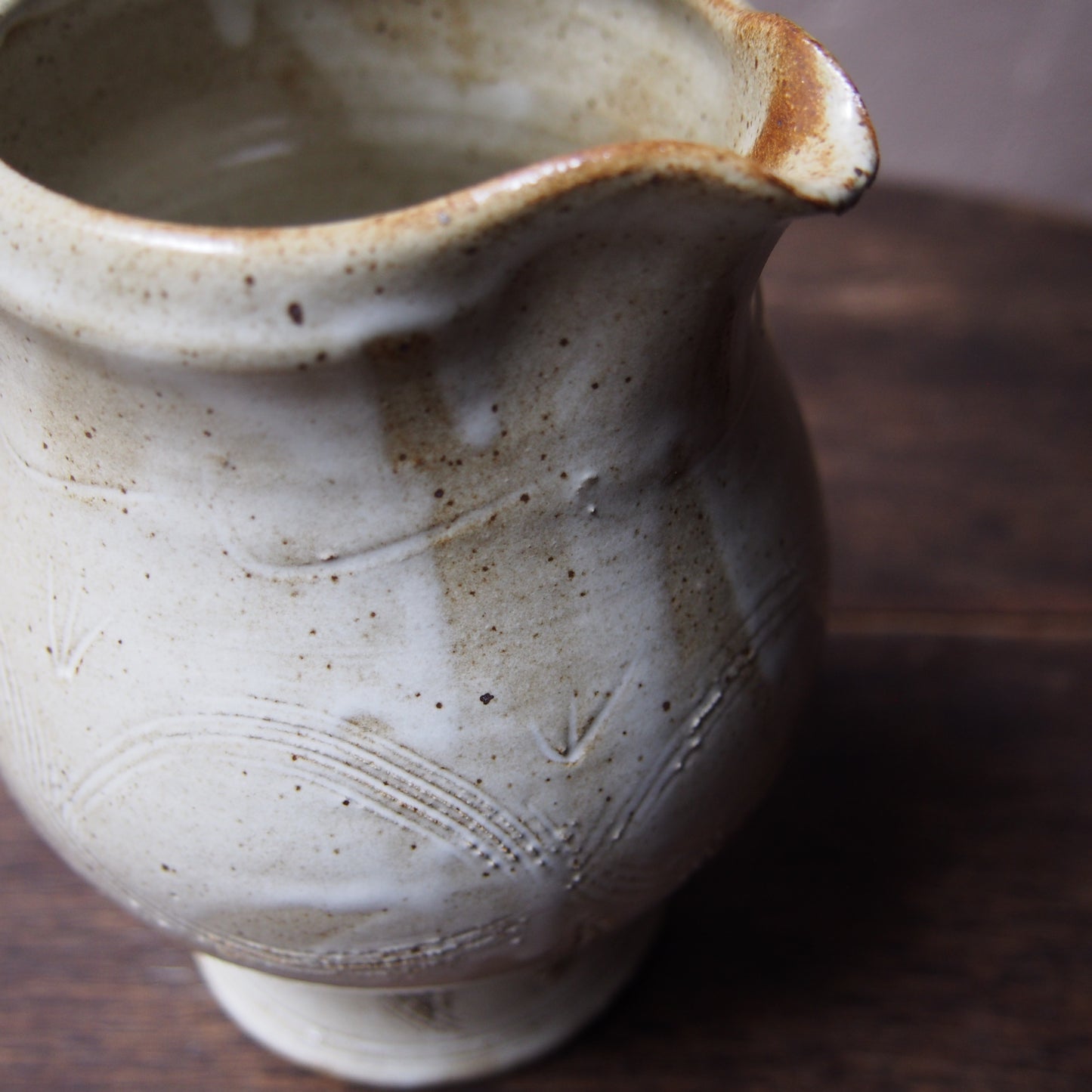 66 ピッチャー（櫛目白釉） | 加藤舞