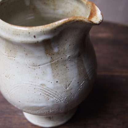 66 ピッチャー（櫛目白釉） | 加藤舞