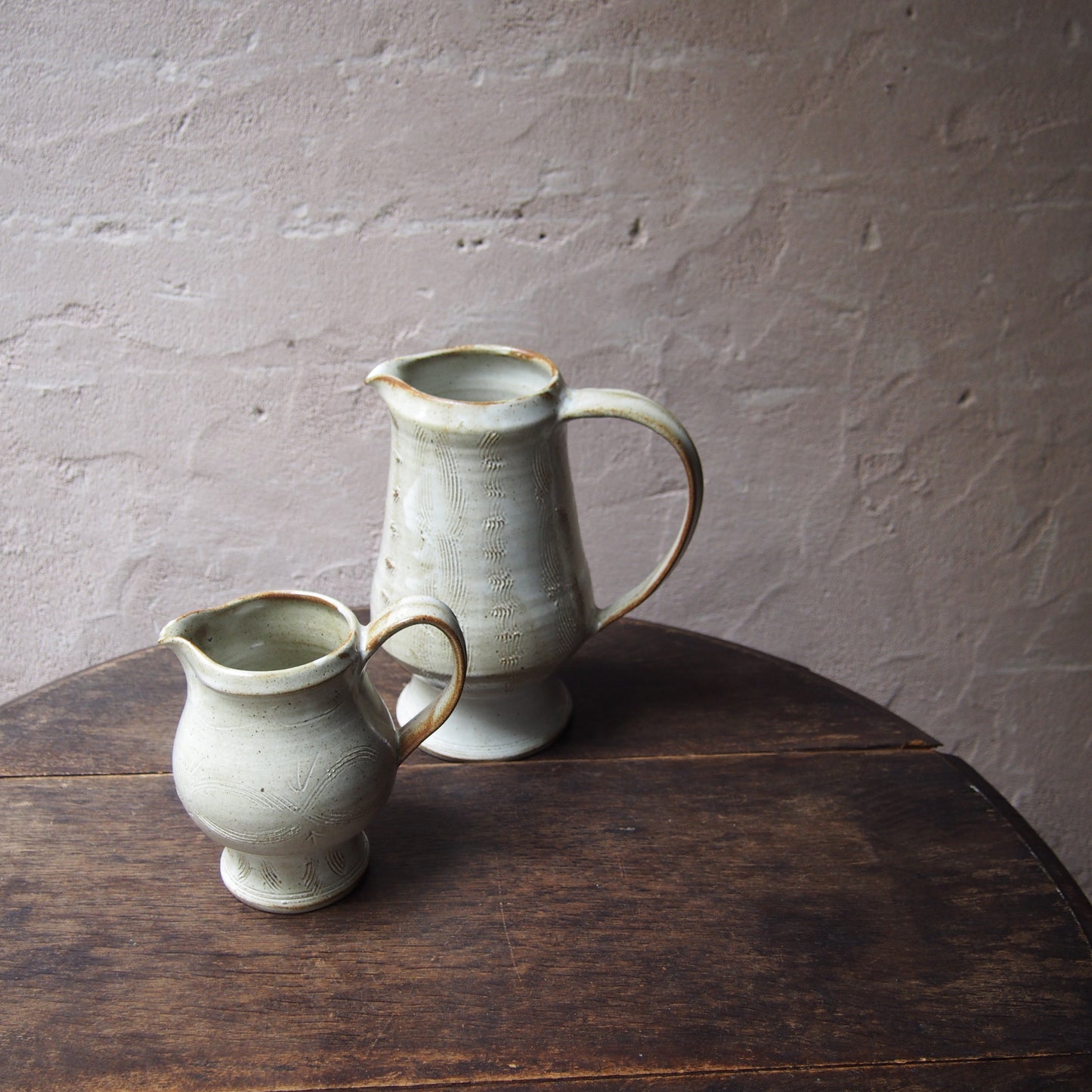 66 ピッチャー（櫛目白釉） | 加藤舞