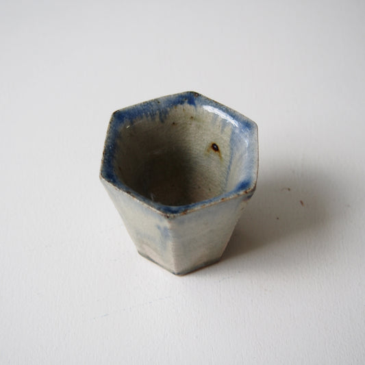 7　六角ぐいのみ（青）　｜平岡仁