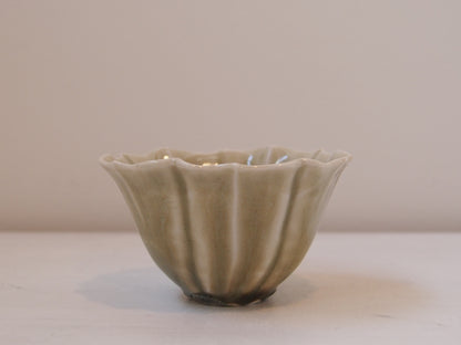 灰釉稜花茶杯