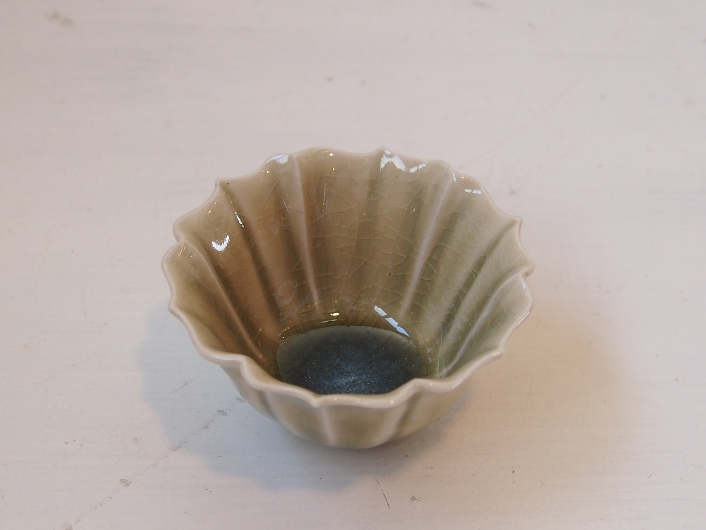 灰釉稜花茶杯