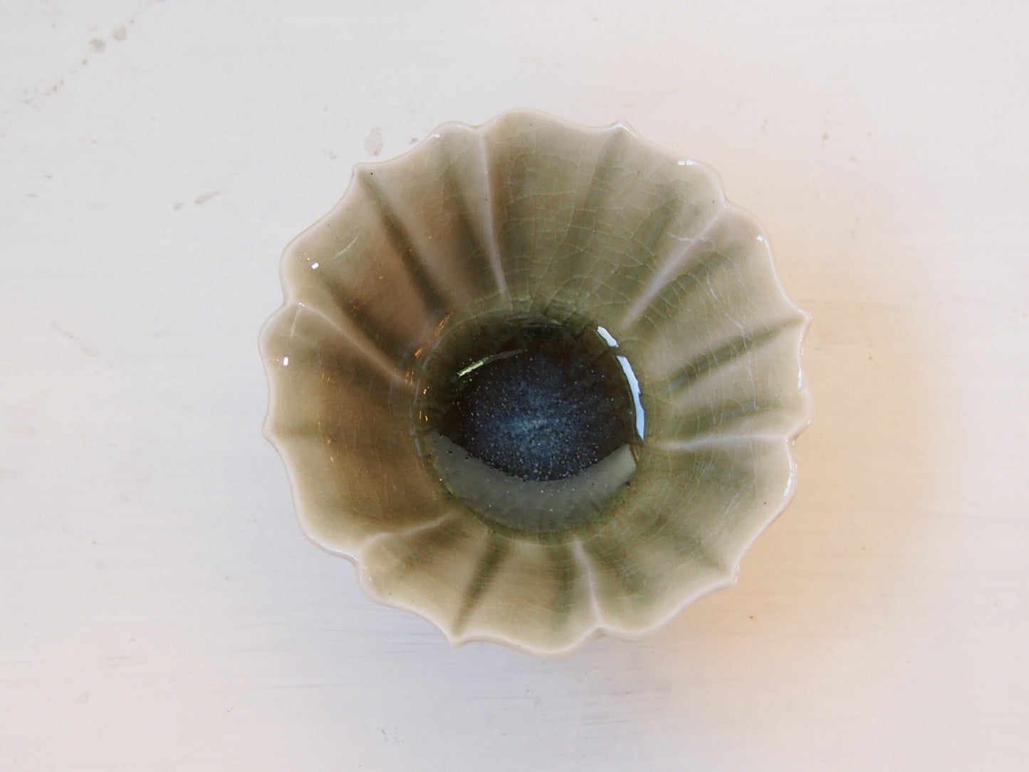 灰釉稜花茶杯
