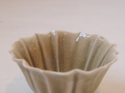 灰釉稜花茶杯