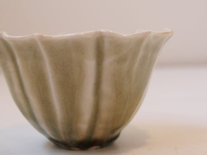 灰釉稜花茶杯