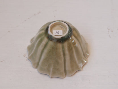 灰釉稜花茶杯