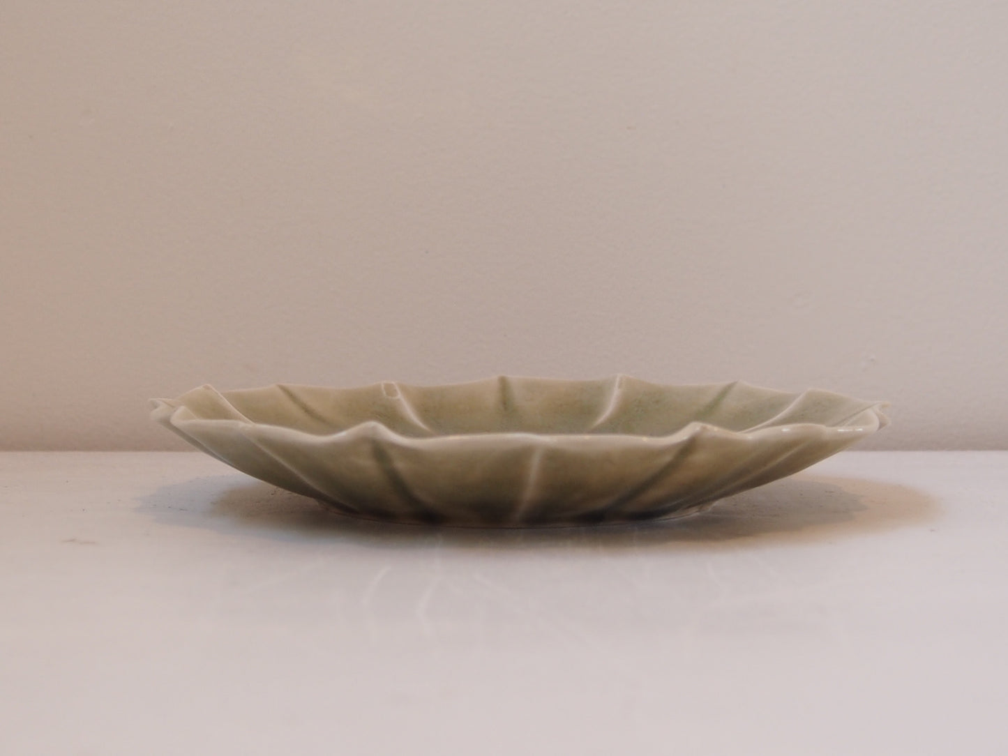 灰釉稜花皿　六寸