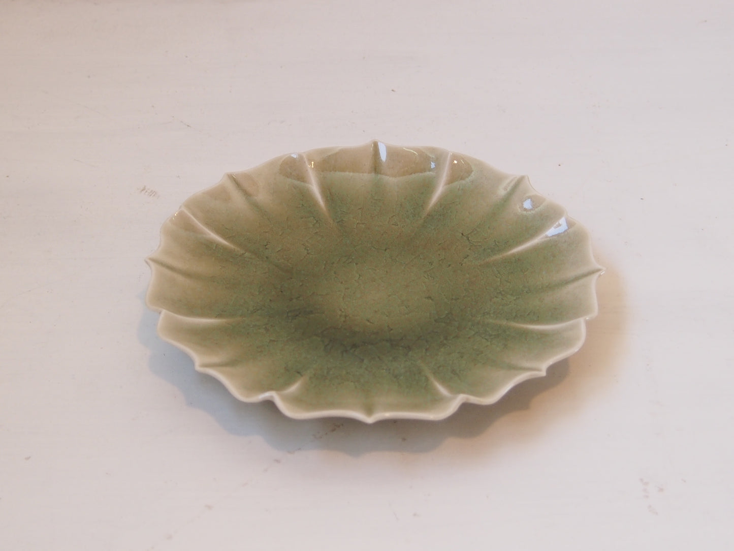 灰釉稜花皿　六寸