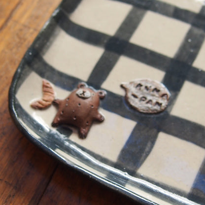 21　チェック柄くまパン四角プレート | 我妻なおり