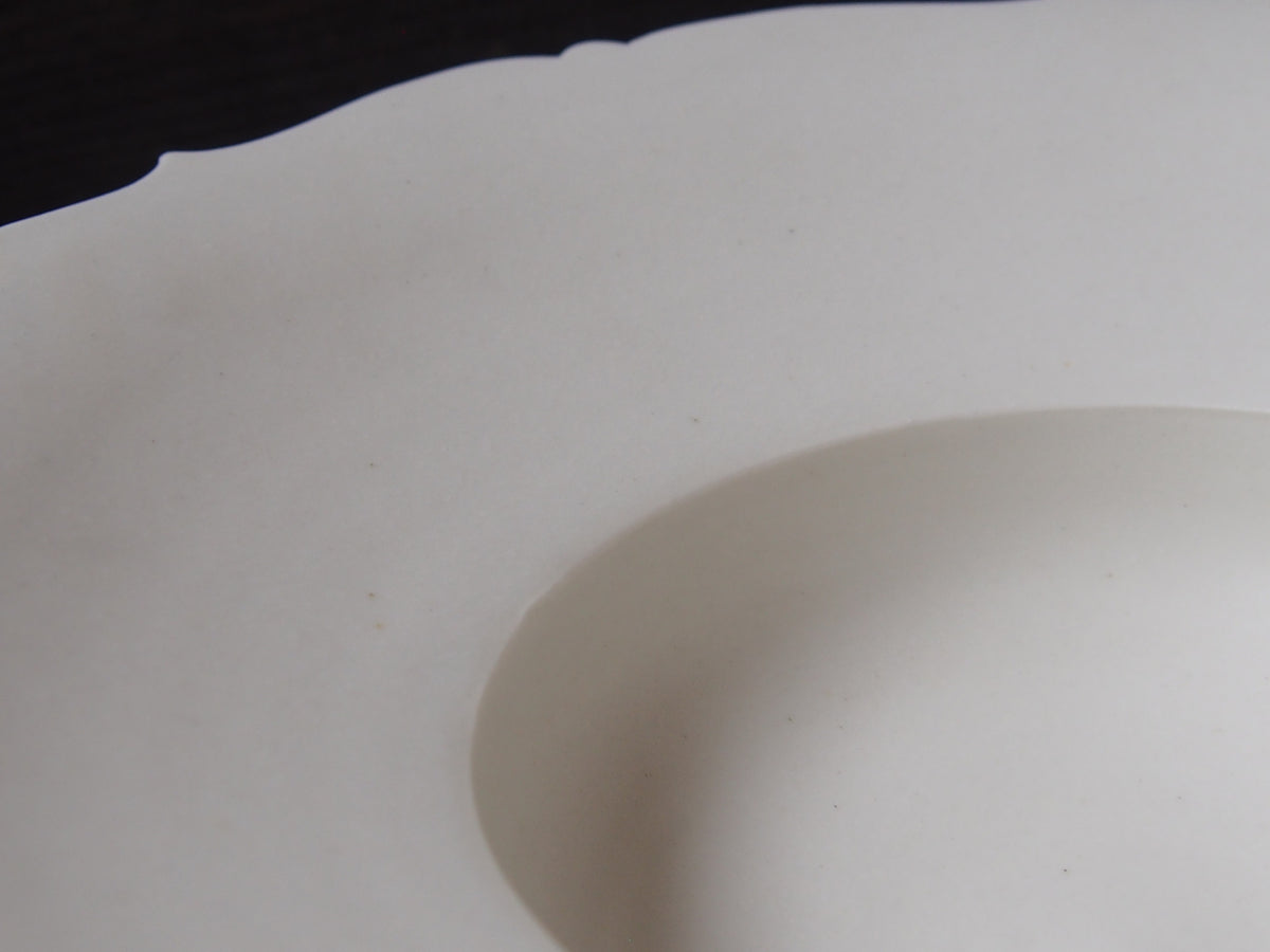 白磁稜花リム鉢