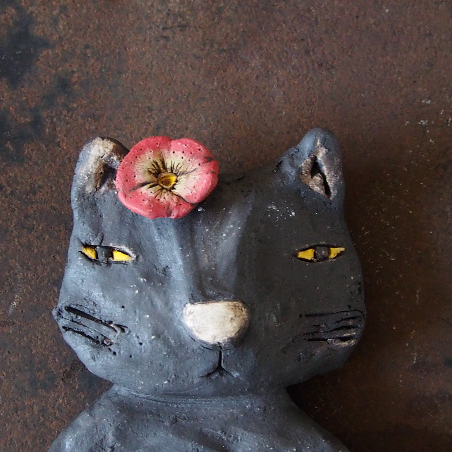 25　赤い花のクロネコさん | 本田あつみ