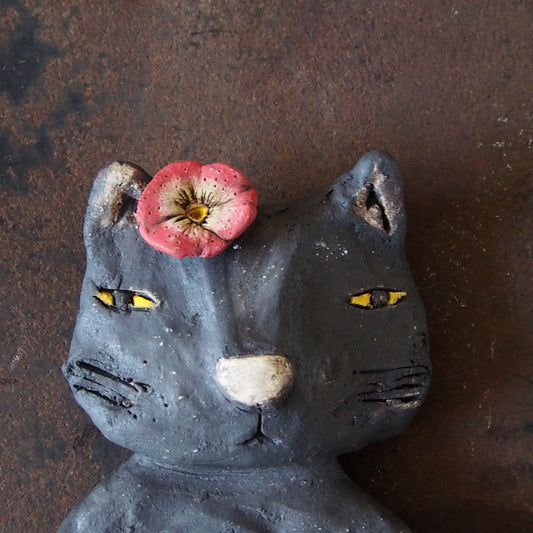 25　赤い花のクロネコさん | 本田あつみ