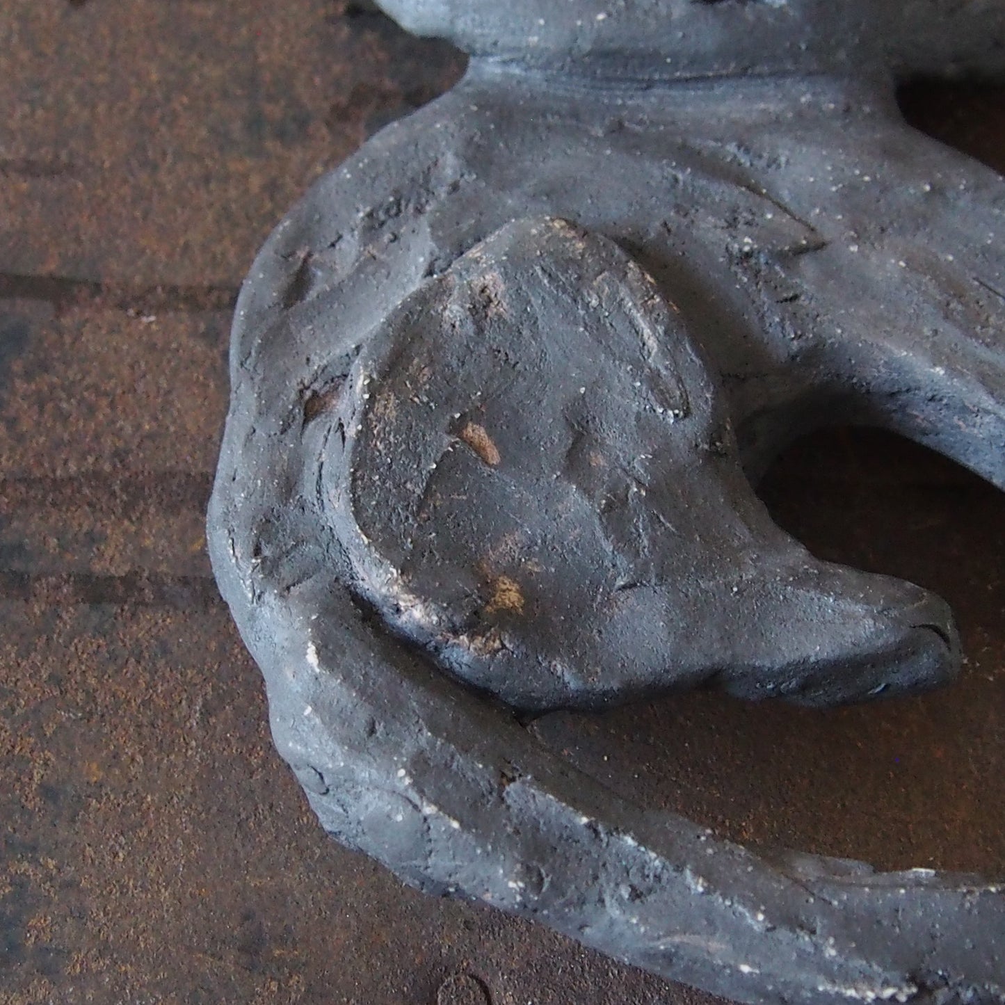 25　赤い花のクロネコさん | 本田あつみ