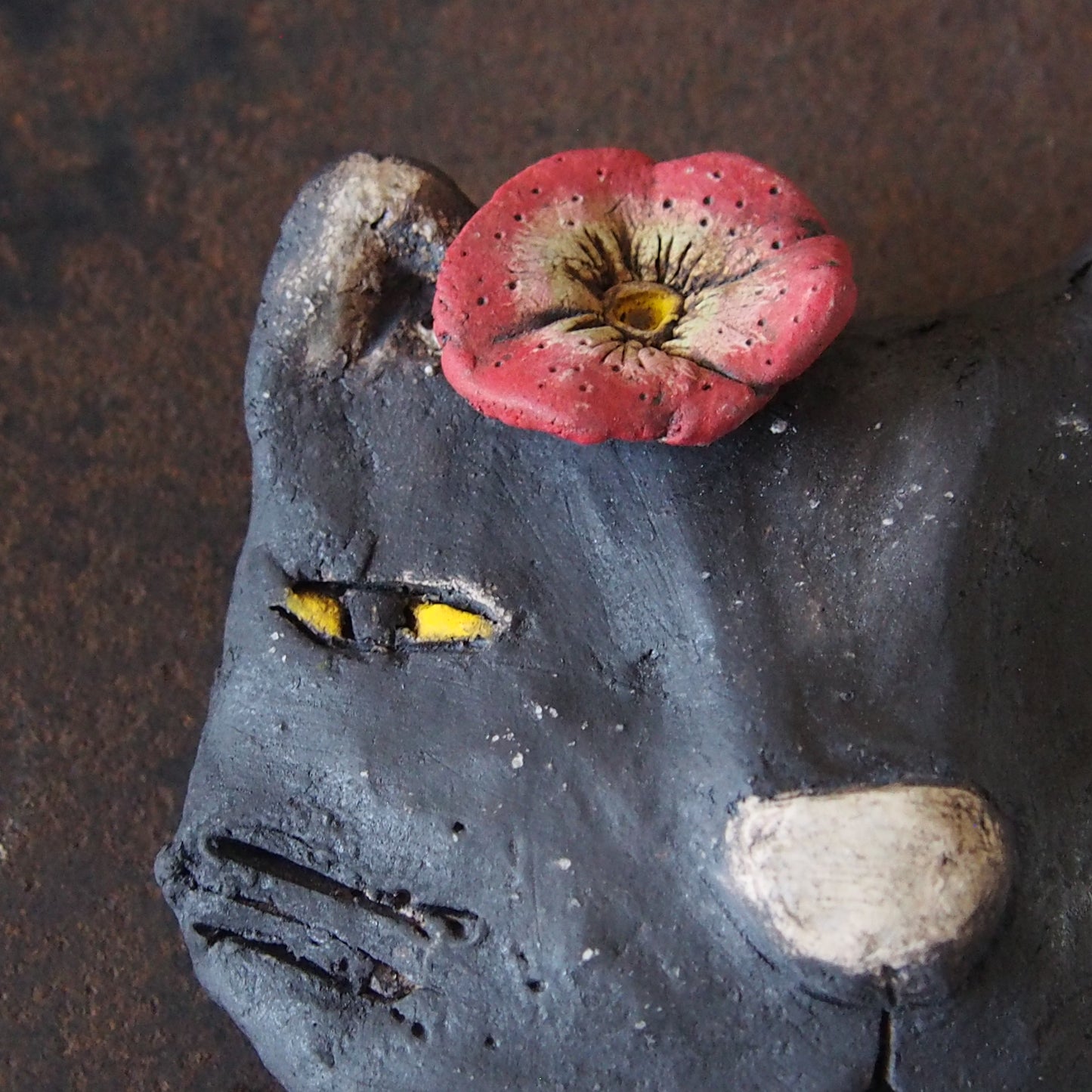 25　赤い花のクロネコさん | 本田あつみ