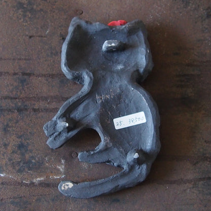 25　赤い花のクロネコさん | 本田あつみ