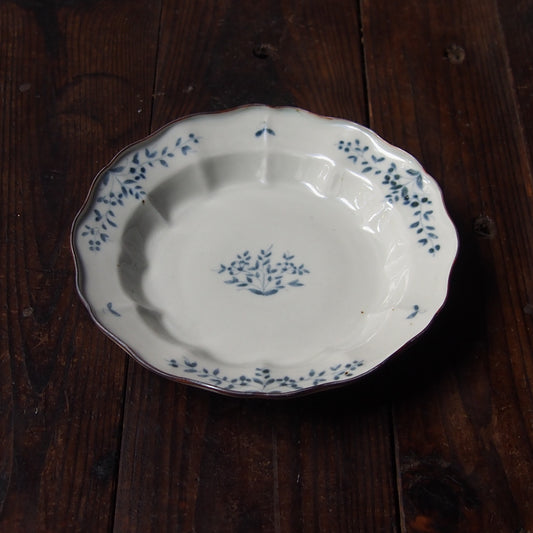 11　染付草花文輪花7.5寸皿 | 志村和晃