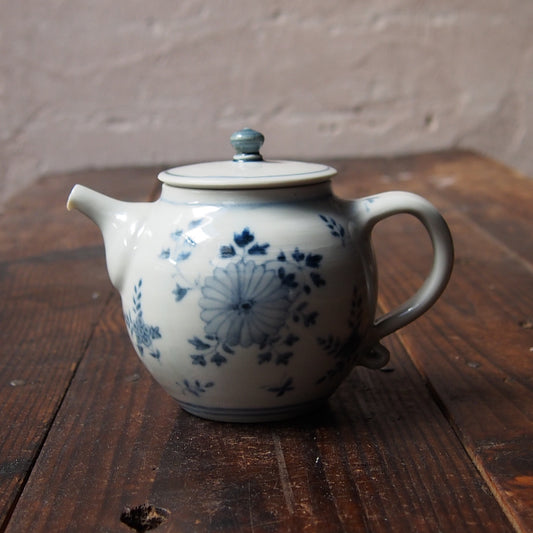 35　染付草花文ポット | 志村和晃