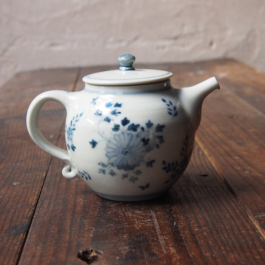 35　染付草花文ポット | 志村和晃