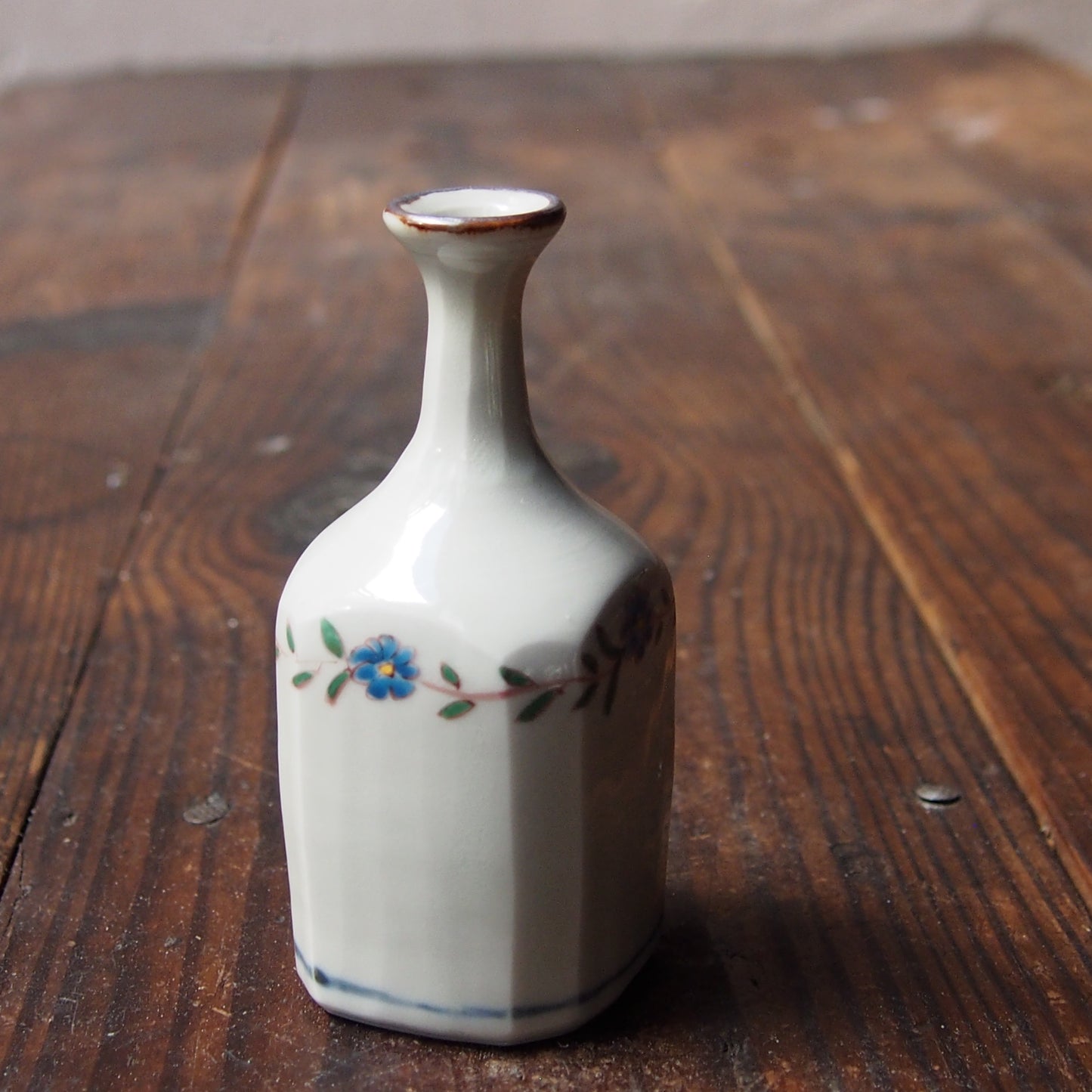 83　色絵花唐草文面取り瓶 | 志村和晃