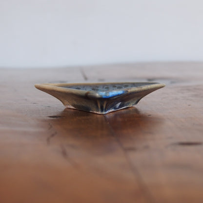 38-22 三角豆皿 | 梅本勇