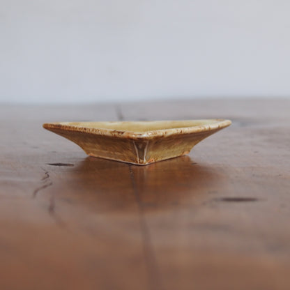 38-24 三角豆皿 | 梅本勇