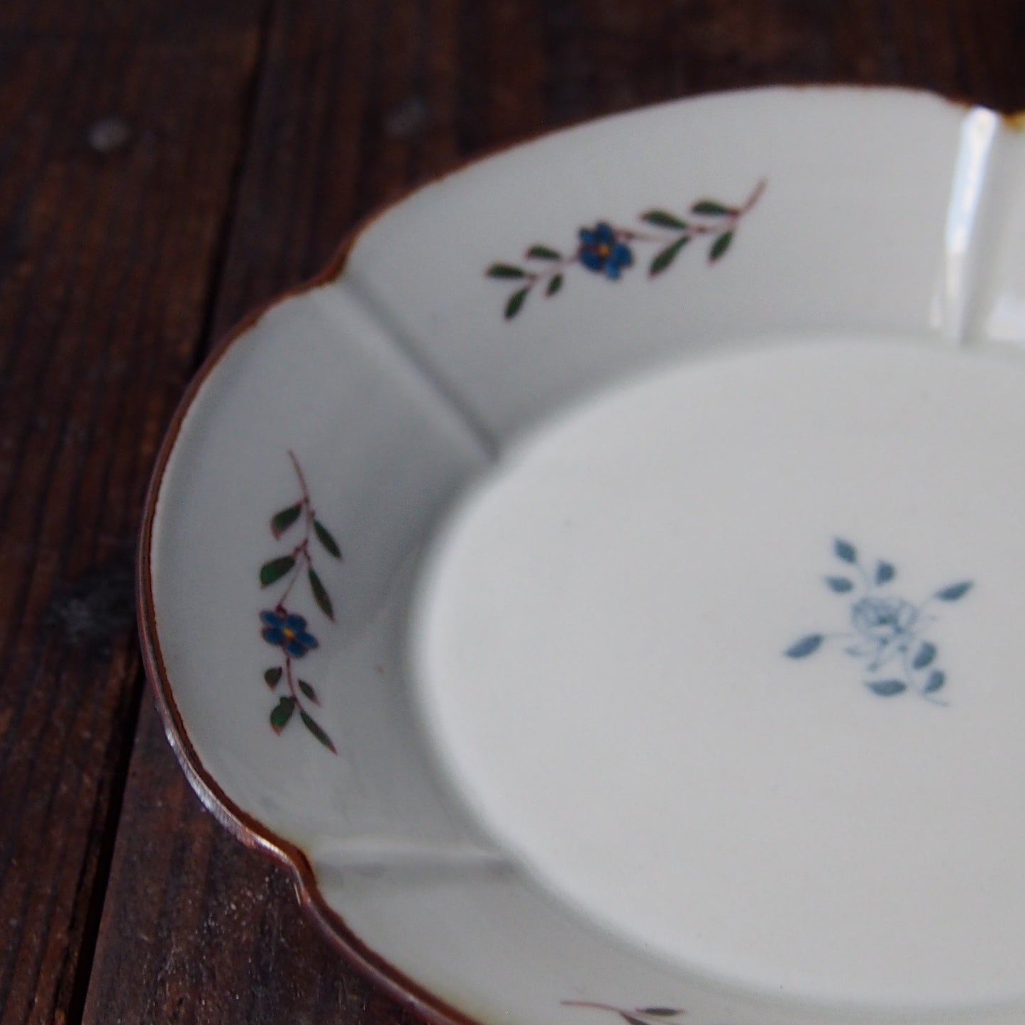 103　色絵ばら文輪花６寸皿　B | 志村和晃