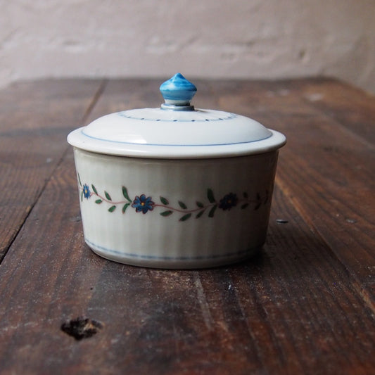 111　色絵花唐草文面取り蓋物 | 志村和晃