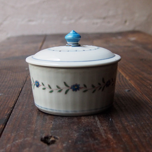 111　色絵花唐草文面取り蓋物 | 志村和晃