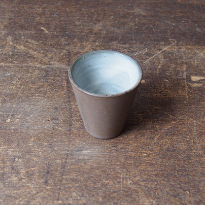 ５.　ぐい吞　茶