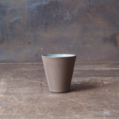 ５.　ぐい吞　茶