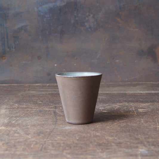 ５.　ぐい吞　茶
