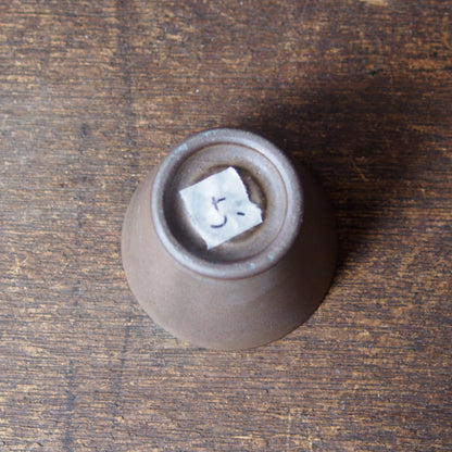 ５.　ぐい吞　茶