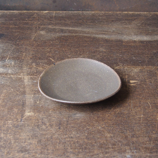 ６.　たわみ皿　茶