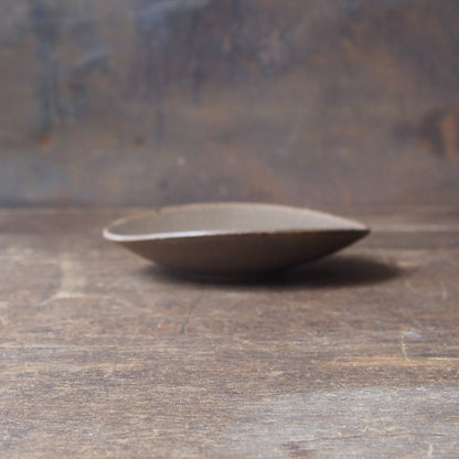 ６.　たわみ皿　茶