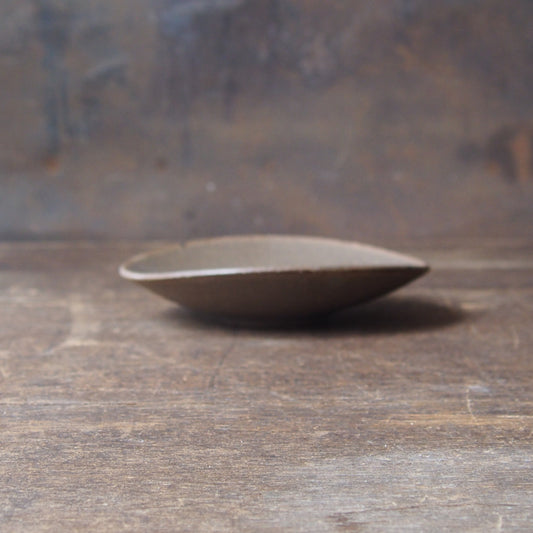 ６.　たわみ皿　茶