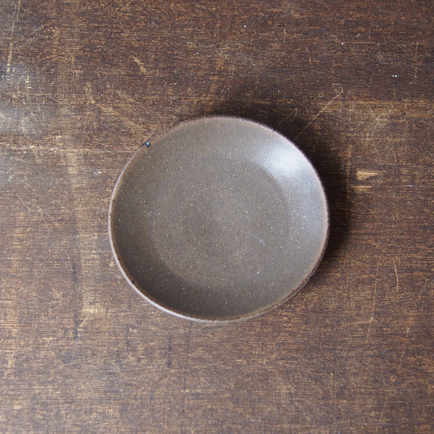６.　たわみ皿　茶