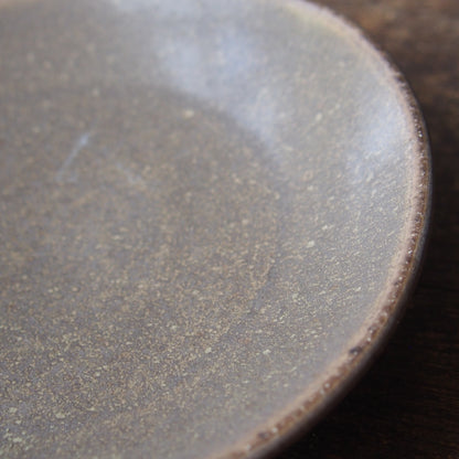 ６.　たわみ皿　茶
