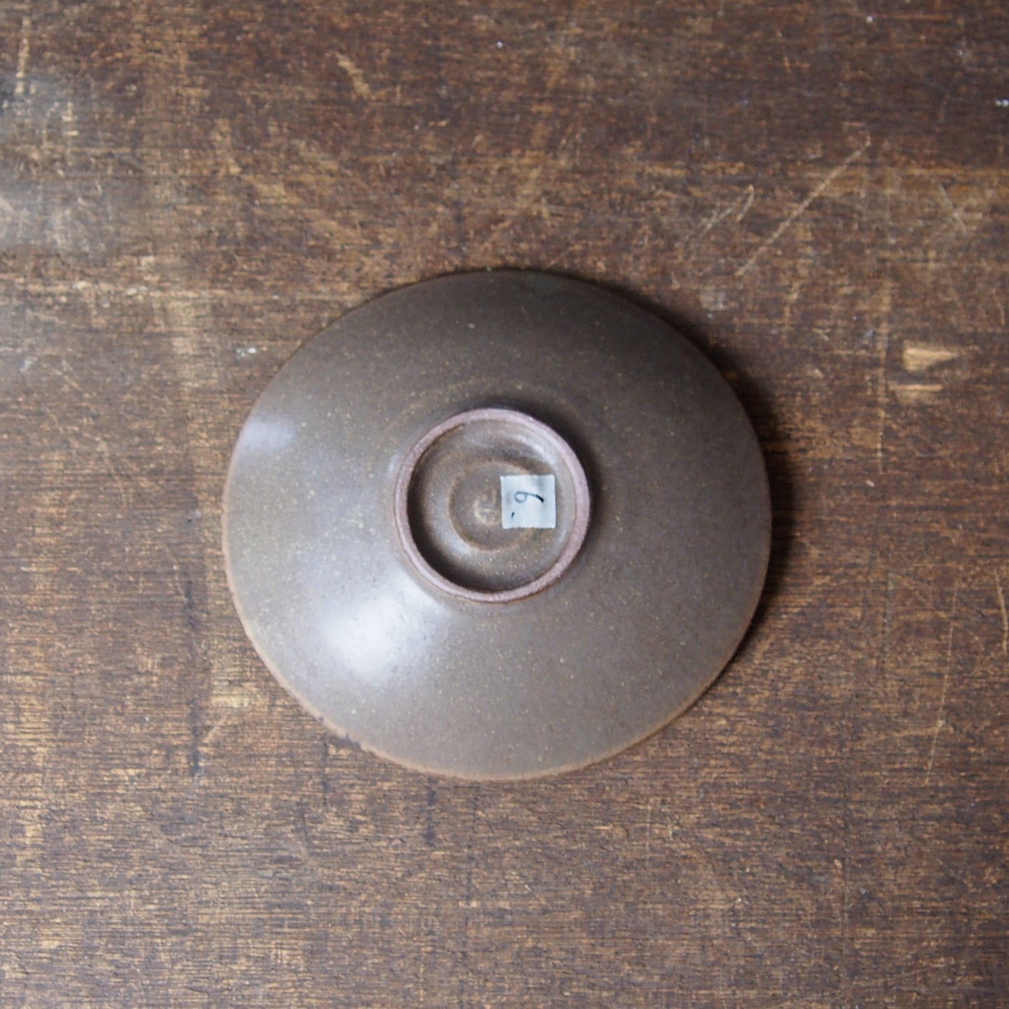 ６.　たわみ皿　茶