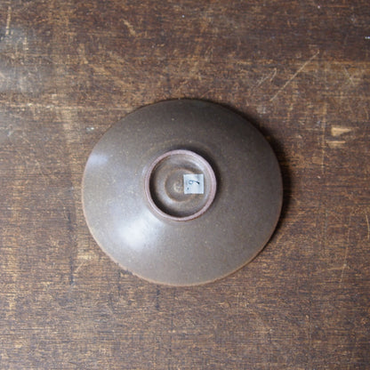 ６.　たわみ皿　茶