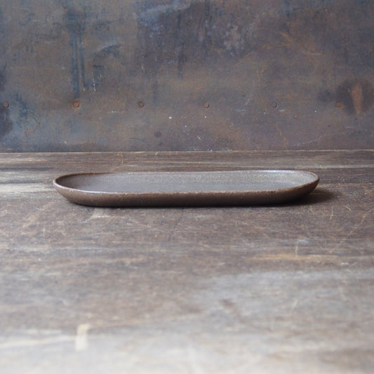 ９.　長皿　茶