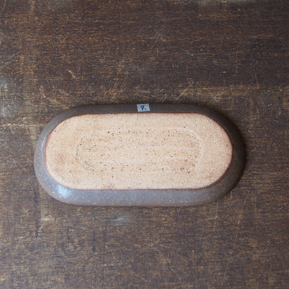 ９.　長皿　茶