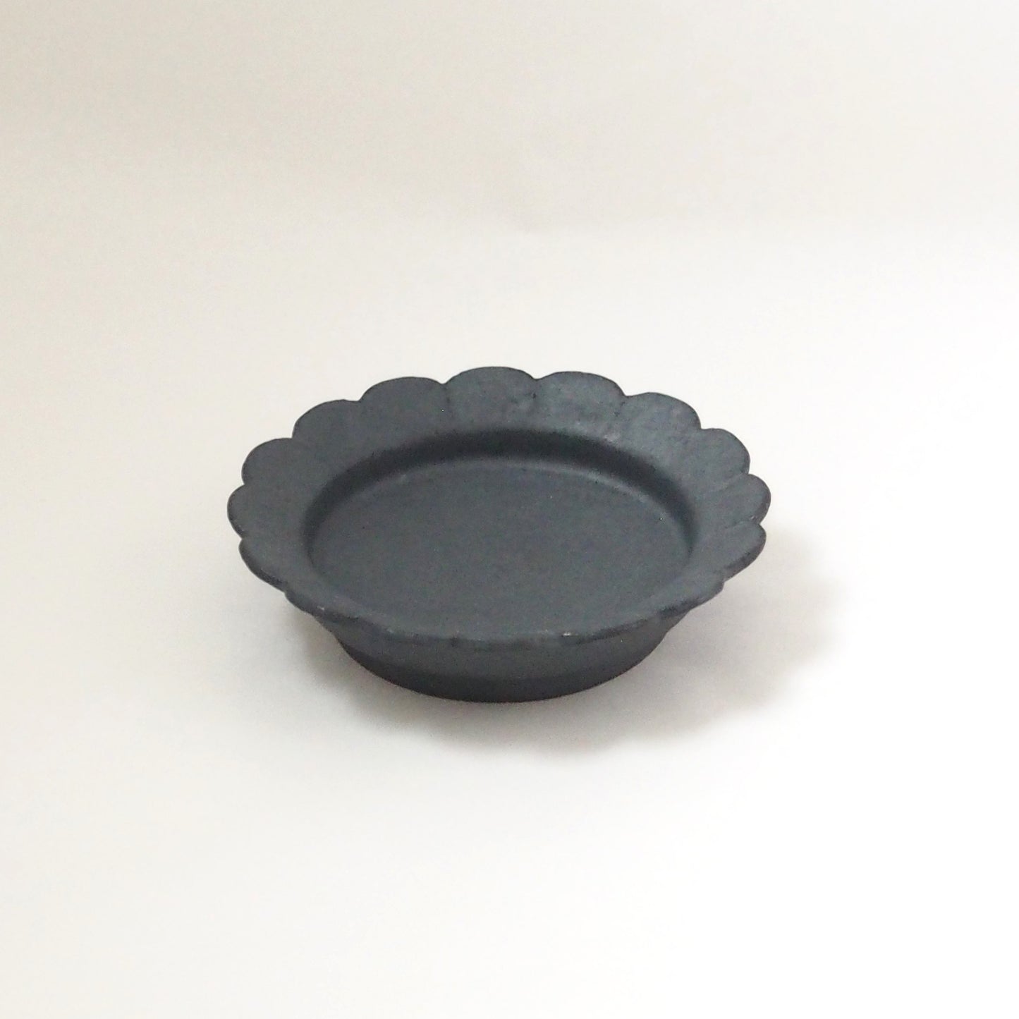4 黒釉輪花4寸リム皿 | 青柳憲儀