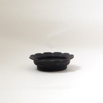 5 黒釉輪花3寸リム皿 | 青柳憲儀