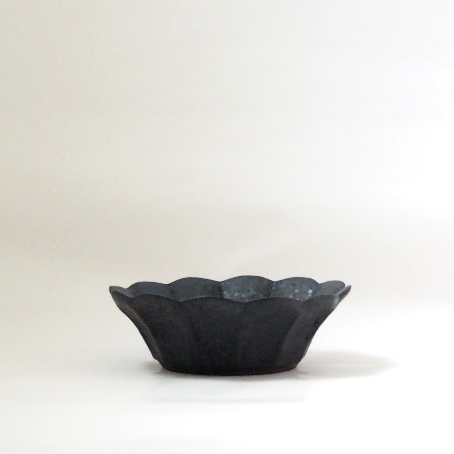 6 黒釉輪花鉢（L） | 青柳憲儀