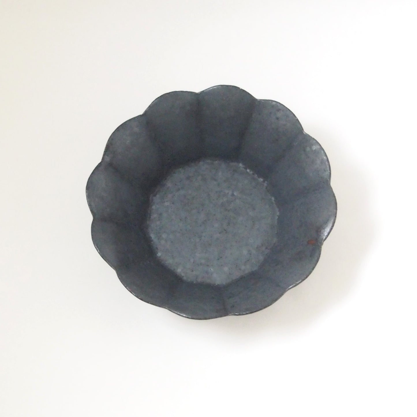 6 黒釉輪花鉢（L） | 青柳憲儀