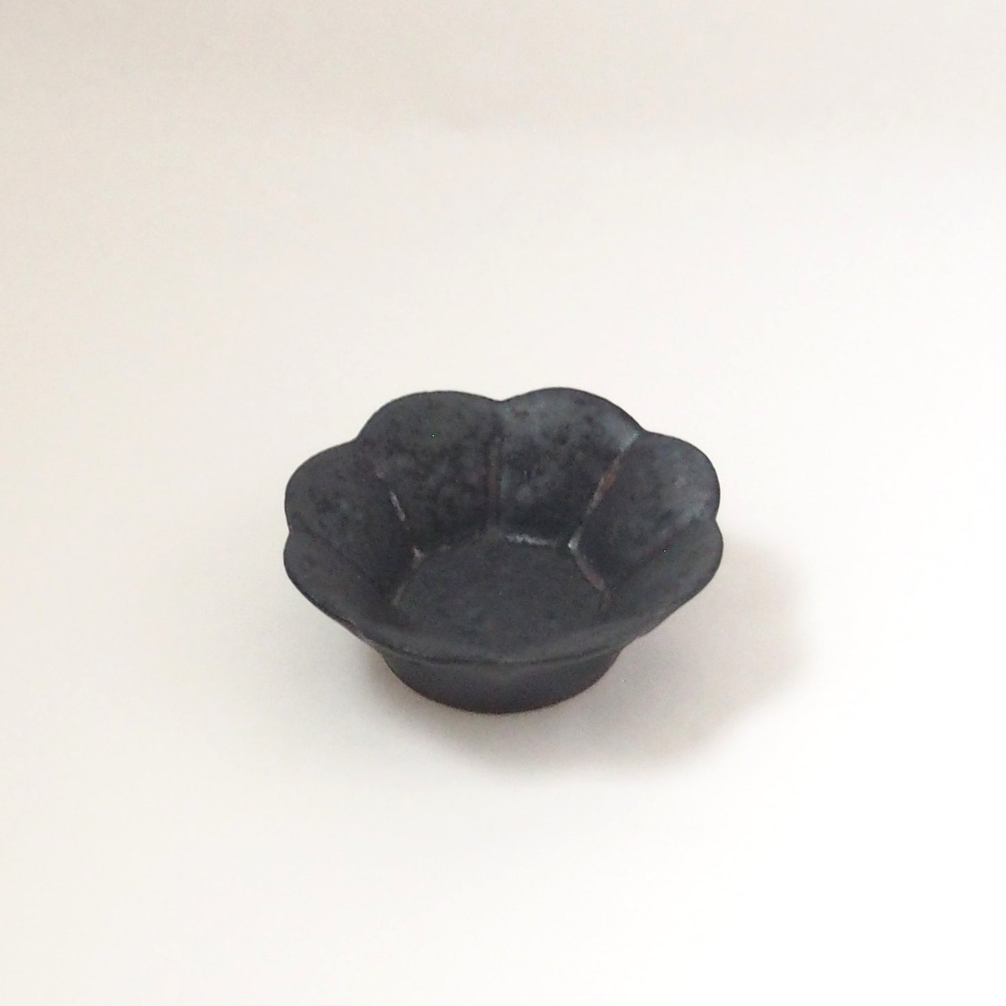 8 黒釉輪花鉢（S） | 青柳憲儀
